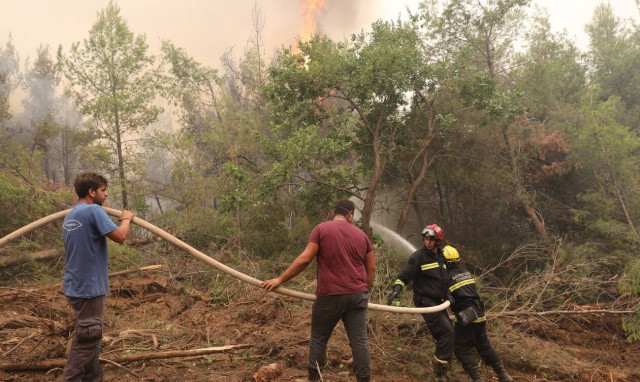 Φωτιά – Β. Εύβοια: Οι κάτοικοι γύρισαν πίσω στα χωριά και μετρούν τις πληγές τους