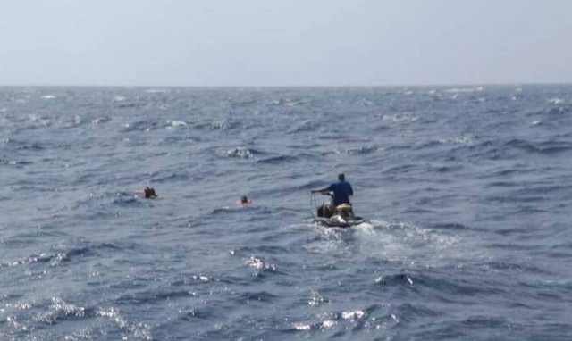 Μήλος: Βίντεο που κόβει την ανάσα από την διάσωση των ναυαγών της θαλαμηγού που βούλιαξε