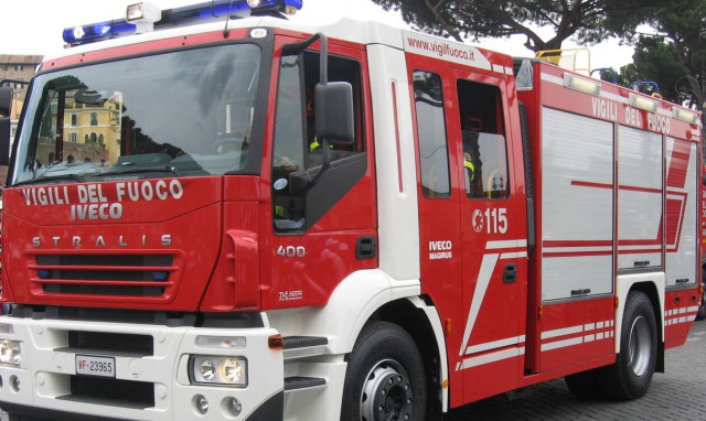 Θρίλερ στη Ρώμη: Μεγάλη πυρκαγιά απειλεί σπίτια - Απομακρύνονται οι κάτοικοι