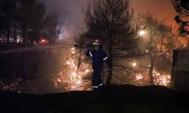 Φωτιές στην Ελλάδα: Καλύτερη εικόνα στη Μάνδρα, προς ύφεση τα υπόλοιπα μέτωπα
