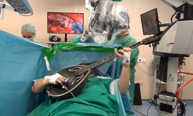 Θεσσαλονίκη: Μπουζούκι στο χειρουργείο - 37χρονος έπαιζε ενώ υποβαλλόταν σε επέμβαση στον εγκέφαλο