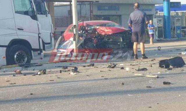 Τροχαίο στην Πατρών - Πύργου: Μετωπική με έναν σοβαρά τραυματία - Γέμισε συντρίμμια ο δρόμος