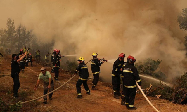 Φωτιά στη Νότια Εύβοια: Ο καπνός ταξίδεψε προς την Αθήνα με 60 χιλιόμετρα