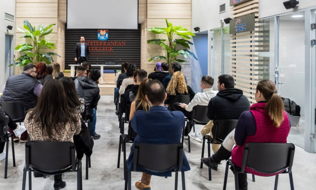 «Επιλέγοντας» το μέλλον: Τρία ενδεχόμενα που πρέπει να εξετάσει κάθε υποψήφιος