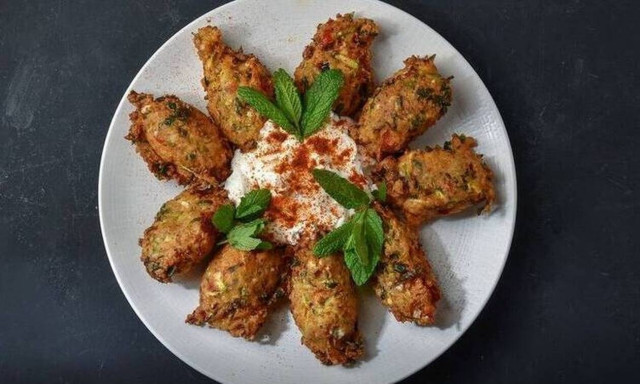 Ντοματοκεφτέδες από τον Άκη Πετρετζίκη