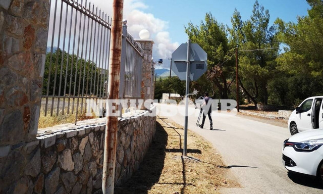 Φωτιές σε Βίλια και Κερατέα: Σε ποιους δρόμους έχει διακοπεί η κυκλοφορία