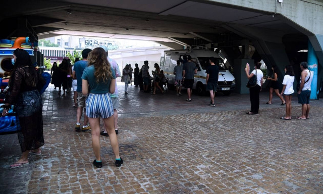 Πολίτες περιμένουν στην ουρά για τεστ κορονοϊού