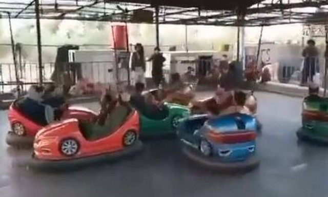 Απίστευτες εικόνες στην Καμπούλ: Ταλιμπάν παίζουν συγκρουόμενα και... καρουζέλ με τα όπλα στα χέρια