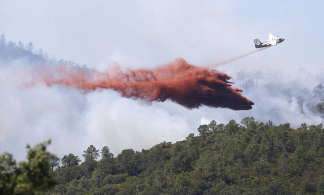 Μεγάλη πυρκαγιά στο Βαρ της Γαλλίας - Εκατοντάδες πυροσβέστες στη μάχη με τις φλόγες