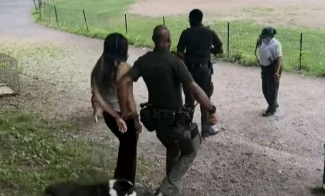 Συνελήφθη σε πάρκο της Νέας Υόρκης επειδή δεν είχε λουριά στα σκυλιά της (vid)