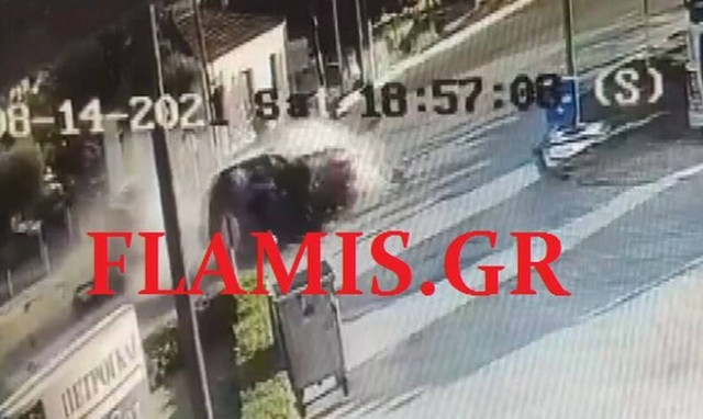 Πάτρα: Η στιγμή της σύγκρουσης δυο αυτοκινήτων - «Σηκώθηκαν» στον αέρα (video)