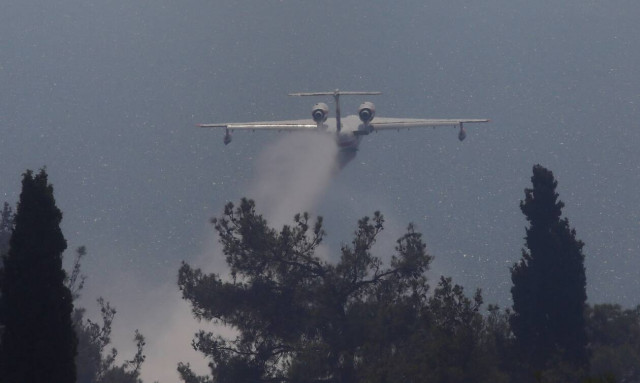 Πυροσβεστική: Ισχυρές δυνάμεις επιχειρούν στις φωτιές σε Βίλια και Κερατέα – Στη μάχη και το Beriev