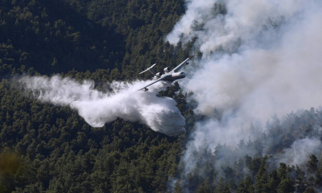 Στη «μάχη» της κατάσβεσης της φωτιάς στα Βίλια τα εναέρια Μέσα