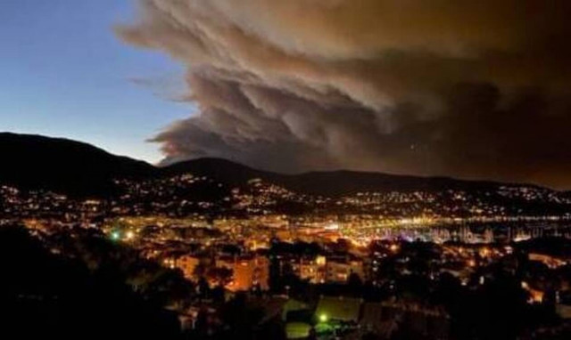 Γαλλία: Μεγάλη φωτιά στο Βάρ - Χιλιάδες άνθρωποι έχουν απομακρυνθεί από τα σπίτια τους