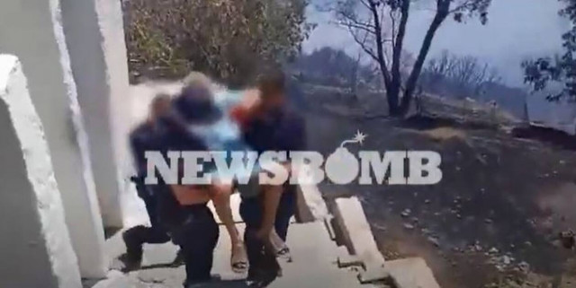 Φώτια στην Κερατέα: Ομάδα ΟΠΚΕ σώζει ηλικιωμένη από την πυρκαγιά