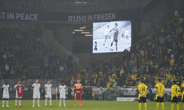 Συγκινητικές στιγμές: Οι παίκτες της Μπάγερν τίμησαν τη μνήμη του Γκερντ Μίλερ (photos)