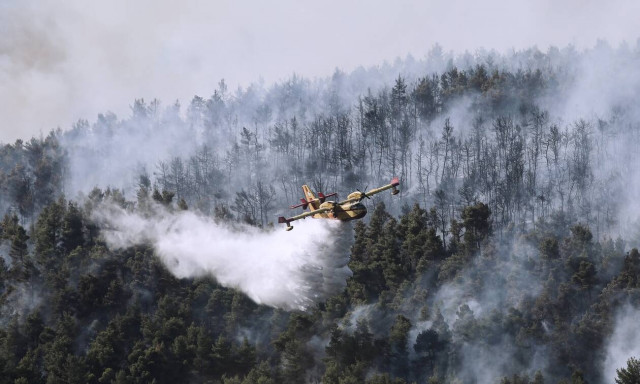 Φωτιά στα Βίλια: «Μάχη» με τις αναζωπυρώσεις - Ξεκίνησαν τις ρίψεις και τα δύο μεγαθήρια Ilyushin
