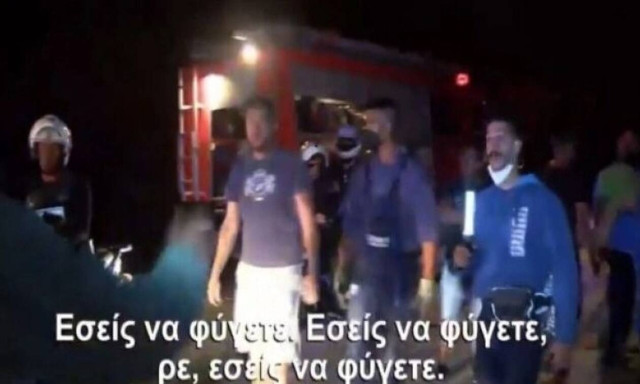 Ένταση μεταξύ πολιτών και αστυνομικών στο πύρινο μέτωπο στα Βίλια (vid)