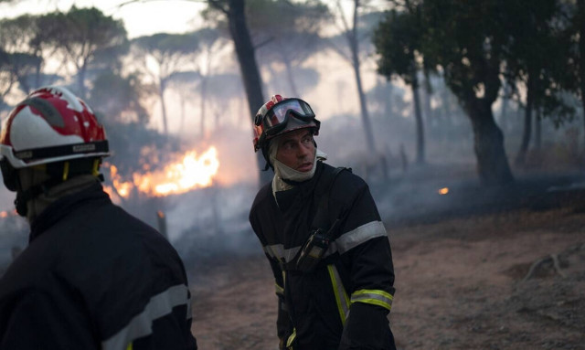 Γαλλία: Πυροσβέστες δίνουν μάχη για να θέσουν υπό έλεγχο την πυρκαγιά κοντά στο Σεν-Τροπέ