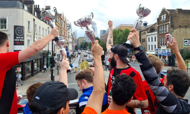 Αγγλία: Ομάδα 7Χ7 νοίκιασε διώροφο λεωφορείο κι έκανε φιέστα στο Λονδίνο! (video+photos)