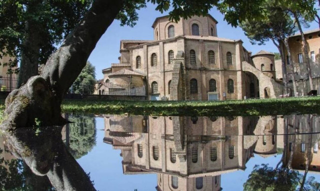 Με καθρέφτες, ο Aaron Nachtailer αναστρέφει μνημεία της Ραβέννας