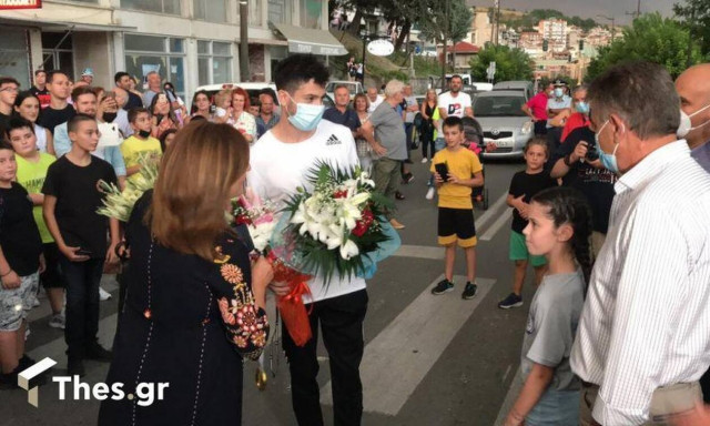 Μίλτος Τεντόγλου: «Γκρέμισαν τα τείχη» στα Γρεβενά! Παρέλαβε το «κλειδί της πόλης» (vid+photos)