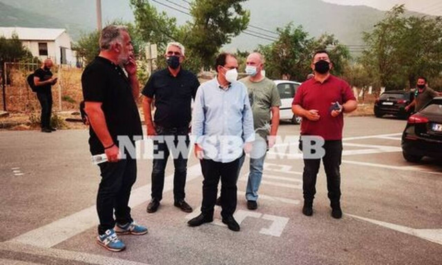 Syriza delegation at Vilia appeals for help 'from everyone' to help put fire out