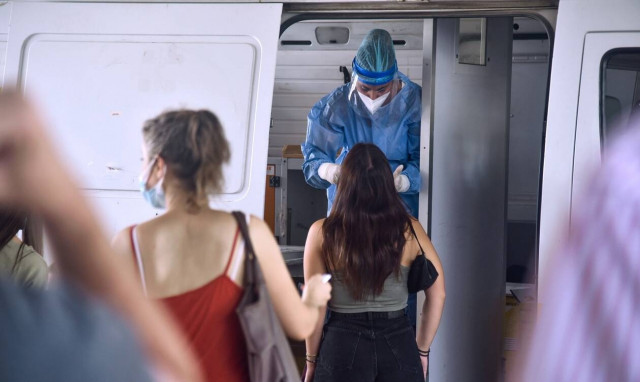 Κρούσματα σήμερα: Στις 818 μολύνσεις η Αττική- 319 στη Θεσσαλονίκη, 361 στην Κρήτη