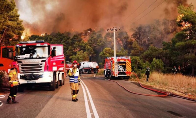 Φωτιά στα Βίλια: Το Newsbomb.gr στο πύρινο μέτωπο - Συγκλονιστικές εικόνες από την τιτάνια μάχη