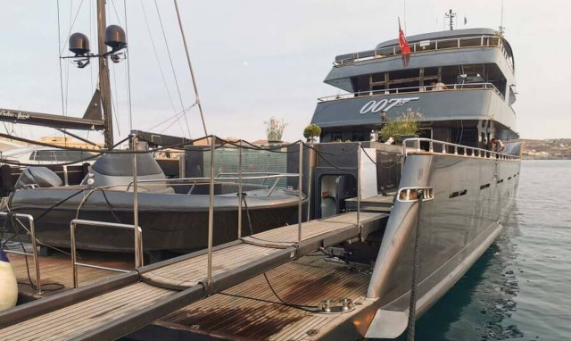 Σύρος: Η θαλαμηγός «007» που κεντρίζει τα βλέμματα – Φτιάχτηκε στην Τουρκία (pics)