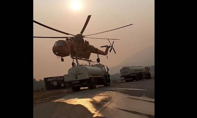 Φωτιά στα Βίλια: Ελικόπτερο ανεφοδιάζεται από βυτιοφόρο – Εντυπωσιακό βίντεο