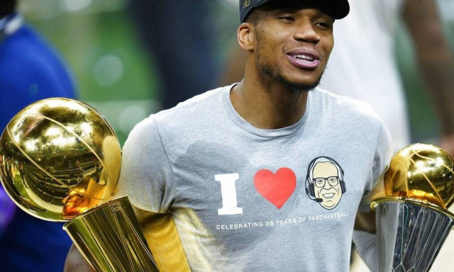 Γιάννης Αντετοκούνμπο: Έδωσε σε πιτσιρικά στην Ακρόπολη να κρατήσει το τρόπαιο του ΝΒΑ