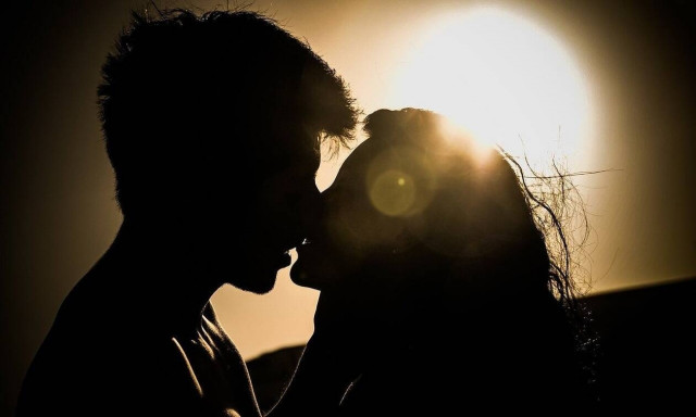 Η ιστορία του φιλιού: Πότε άρχισαν να φιλιούνται οι άνθρωποι - Δεν είναι πάντα αυτό που νομίζεις