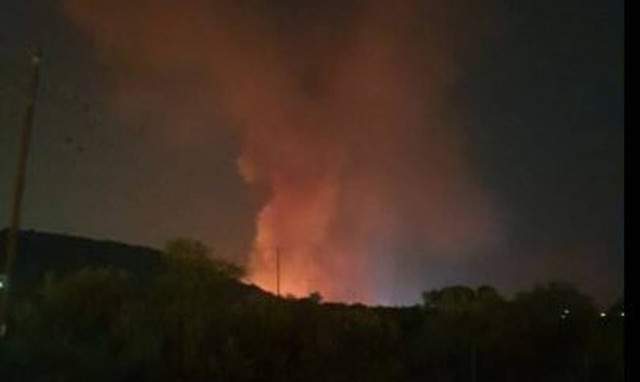 Φωτιά στο Δασκαλειό Κερατέας: Καλύτερη η εικόνα λέει η Πυροσβεστική – Ξεκίνησε από φωτοβολίδα;