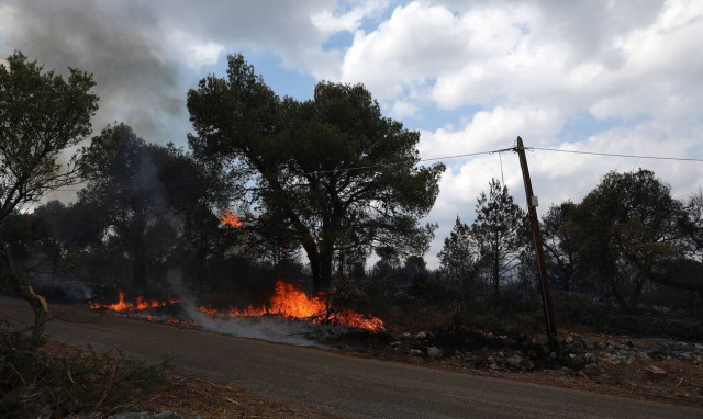 Φωτιά στα Βίλια: «Θα περάσουμε σε ύφεση» λέει ο Γ. Πατούλης – Ανησυχία για τις αναζωπυρώσεις