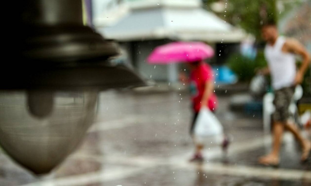 Καιρός: Πέφτει η θερμοκρασία την Παρασκευή - Που θα ρίξει βροχές και καταιγίδες