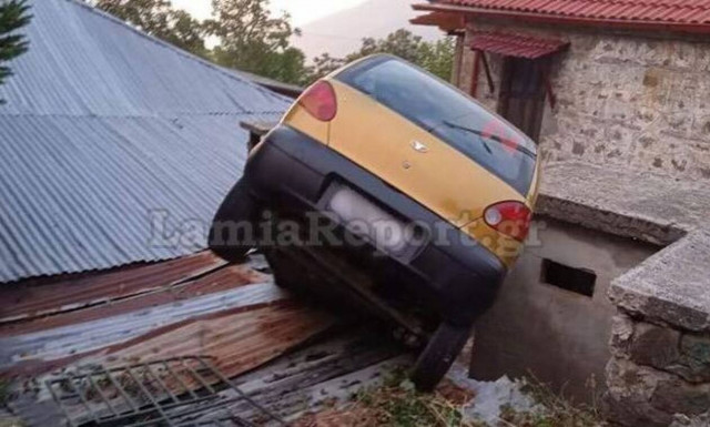 Λαμία: Νέο περιστατικό με τρελή κούρσα αυτοκινήτου - «Προσγειώθηκε» ανάμεσα σε σπίτια