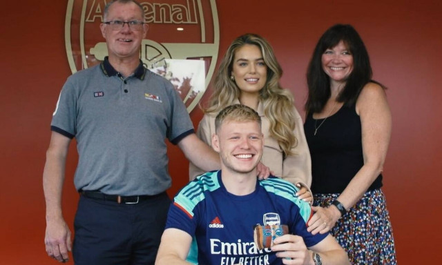 Premier  League: Φωτογραφήθηκε με τις στάχτες του παππού του νέος παίκτης της Άρσεναλ (photo)