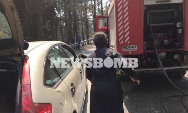 Φωτιές στην Ελλάδα: Ο ιερέας της ΕΛ.ΑΣ. που ξεχώρισε στα πύρινα μέτωπα της Αττικής