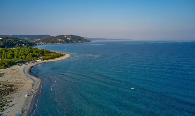 Αναστάτωση στη Χαλκιδική: Ακατάλληλη για μπάνιο κρίθηκε παραλία στην Κασσάνδρα