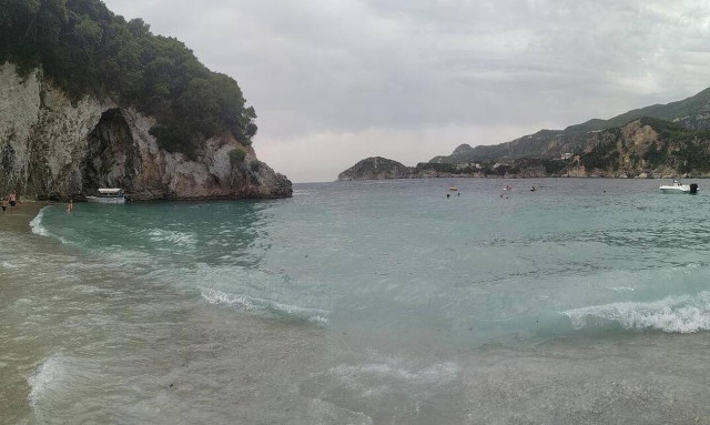 Κέρκυρα: Η παραλία της Ροβινιάς, η υδάτινη «γωνιά του παραδείσου» στο νησί των Φαιάκων