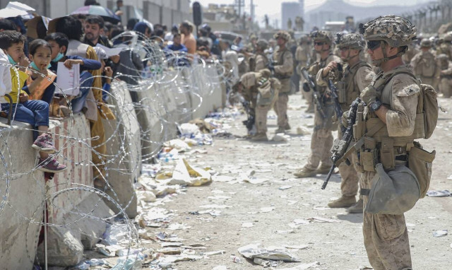 Αφγανιστάν: Χάος στο αεροδρόμιο της Καμπούλ- Καταγγελίες για ωμότητες και αντίποινα των Ταλιμπάν