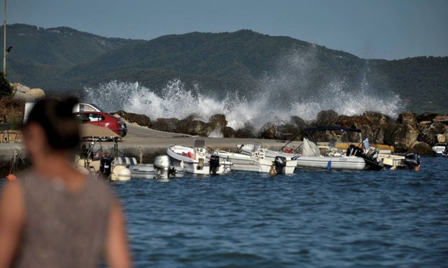 Καιρός: Σε φυσιολογικά επίπεδα η θερμοκρασία – Ενισχυμένο το μελτέμι στο Αιγαίο