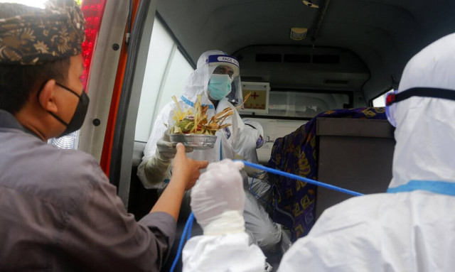 «Καλπάζει» ο κορονοϊός στην Ινδονησία: Ξεπέρασαν τους 125.000 οι θάνατοι εξαιτίας της Covid-19