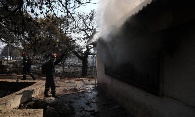 Φωτιά στα Βίλια: Ποια είναι η εικόνα του μετώπου σήμερα, πόσοι επιχειρούν