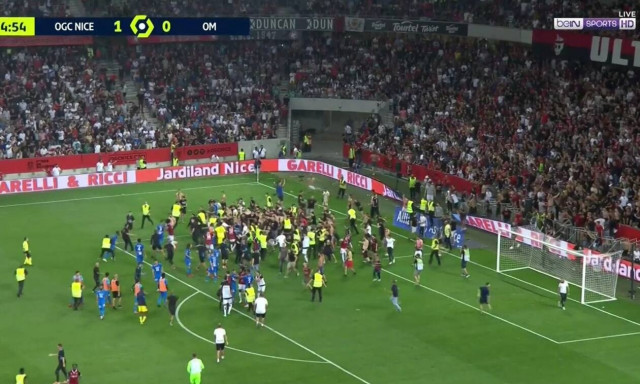 Χάος στο Νις-Μαρσέιγ: Εισβολή οπαδών στο γήπεδο! Επέστρεψε μπουκάλι στην εξέδρα ο Παγιέ (vids)