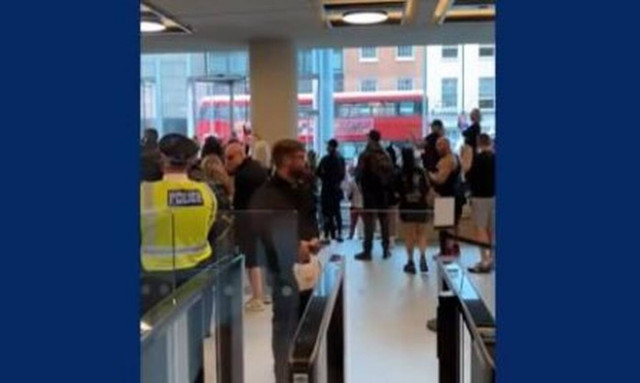 Βρετανία: Διαδηλωτές κατά των μέτρων για τον κορονοϊό εισέβαλαν σε κτήριο με ειδησεογραφικά κανάλια