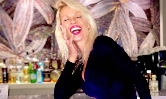 Ασημίνα Ιγγλέζου: Κάνει γυμναστική με μικροσκοπικό μπικίνι και «τρελαίνει» το Instagram (video)