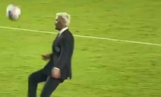 Ντέιβιντ Μπέκαμ: Η τέχνη δεν ξεχνιέται! Κοντρόλ με κοστούμι και σκαρπίνι (video)