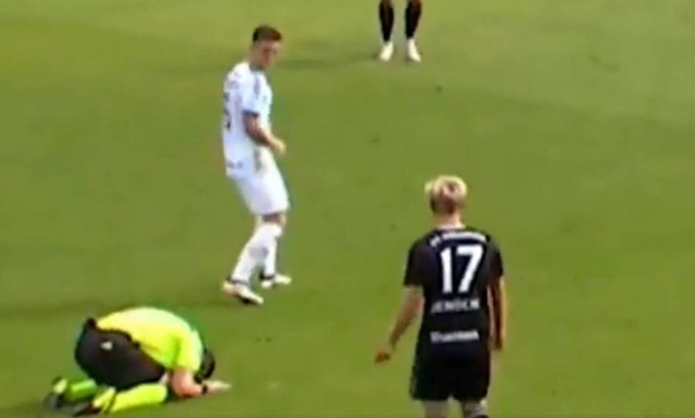 Η απίστευτη αντίδραση διαιτητή που έγινε viral! Έπιασε το κεφάλι του και γονάτισε (video)